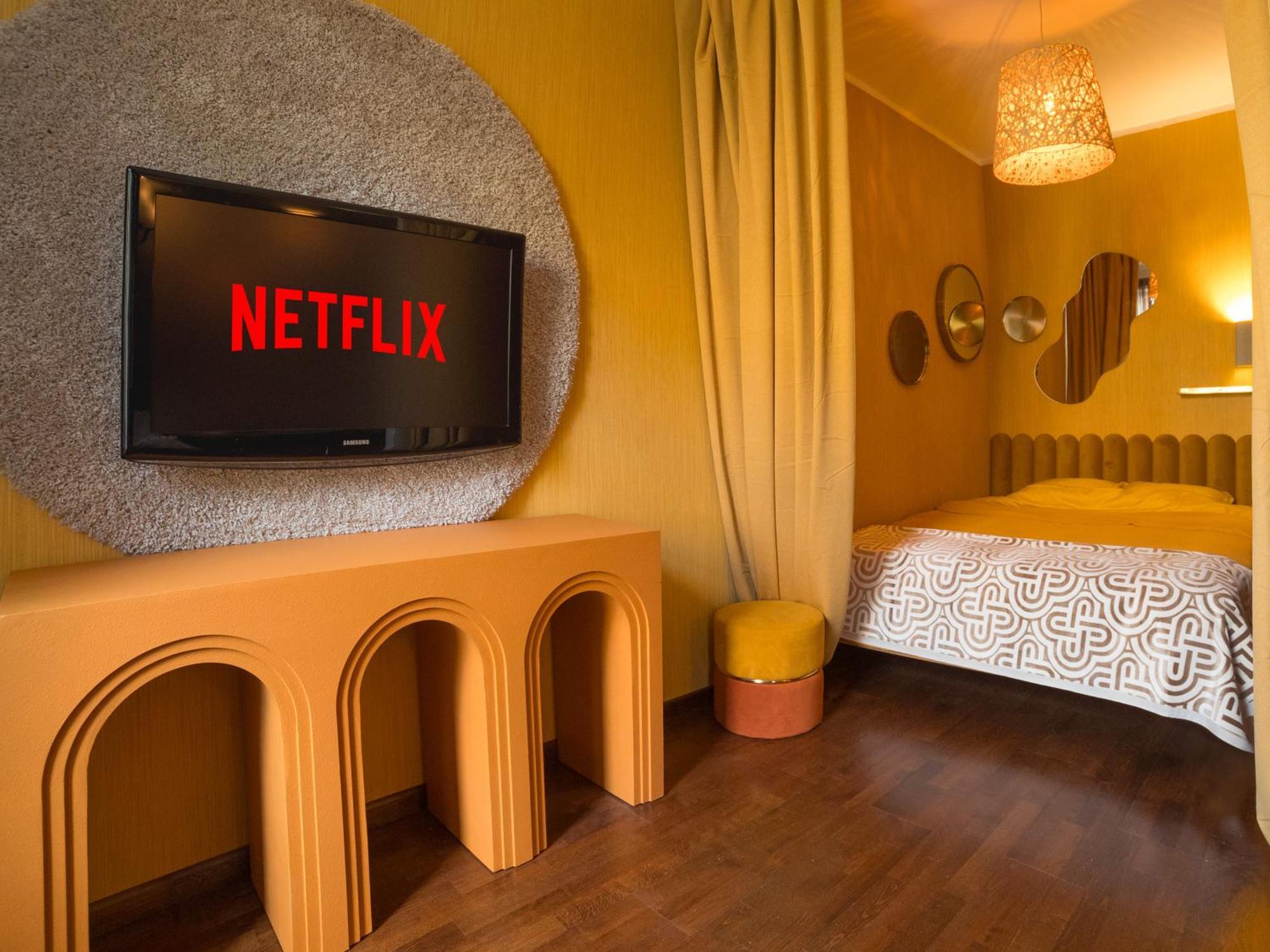 Midcentury Modern, Quiet, 40M Studio With Bath Riga Bagian luar foto